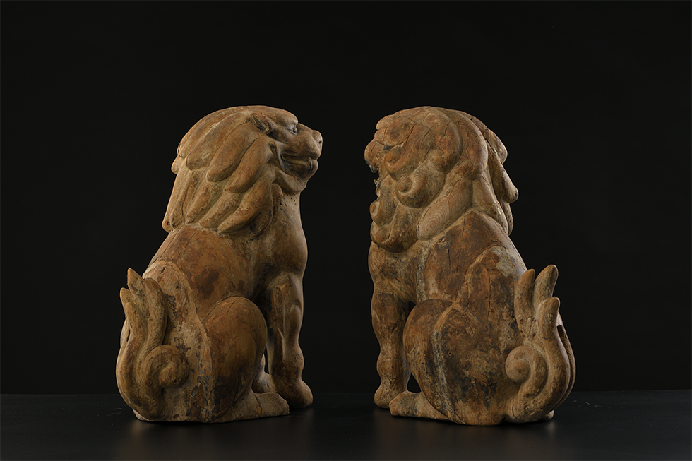 A pair of the lion and the guardian dog